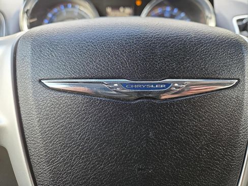 Used 2015 Chrysler Town & Country Touring image 21