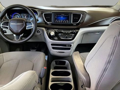 Used 2018 Chrysler Pacifica L image 7