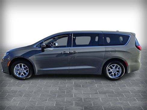 Used 2023 Chrysler Pacifica Touring-L image 4