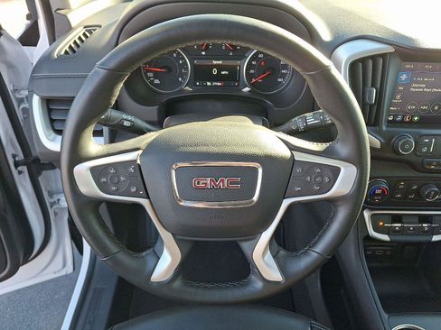 Used 2024 GMC Terrain SLT image 17