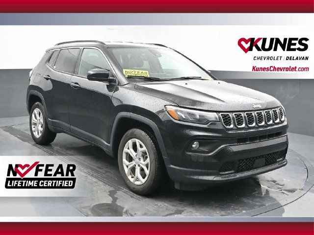 Used 2024 Jeep Compass Latitude AWD/4WD image 1