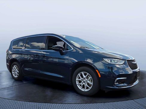 Used 2025 Chrysler Pacifica Select FWD image 1