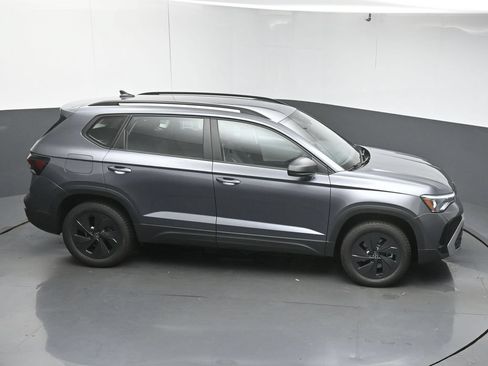 Used 2025 Volkswagen Taos SE FWD image 50
