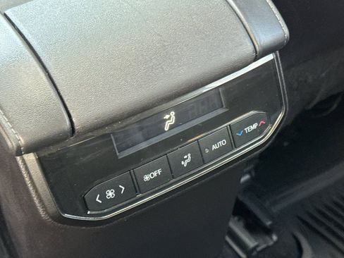 Used 2022 Toyota Highlander XLE FWD image 13