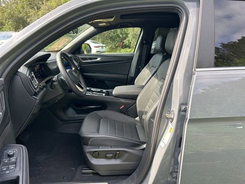 Used 2025 Volkswagen Atlas Cross Sport SEL image 9