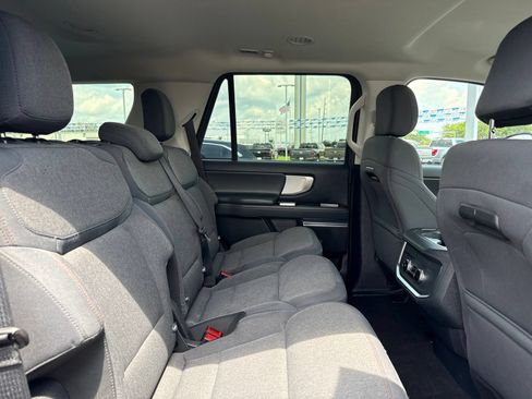 Used 2025 Ford Expedition Active AWD/4WD image 8