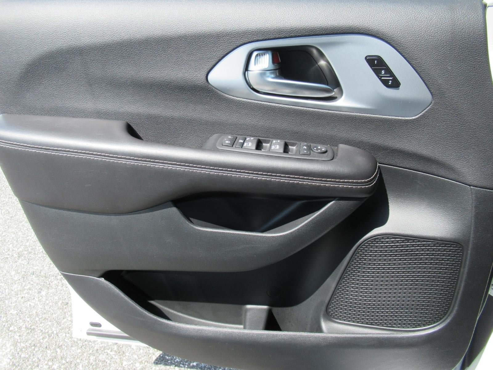 Used 2026 Chrysler Pacifica Limited FWD image 21