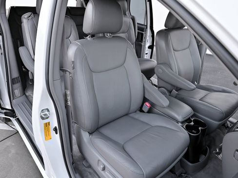 Used 2005 Toyota Sienna XLE image 19