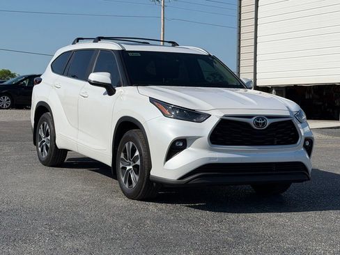 Used 2026 Toyota Highlander XLE image 2