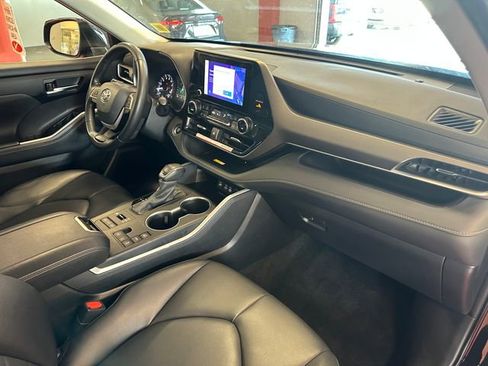 Certified 2024 Toyota Highlander XLE AWD/4WD image 17