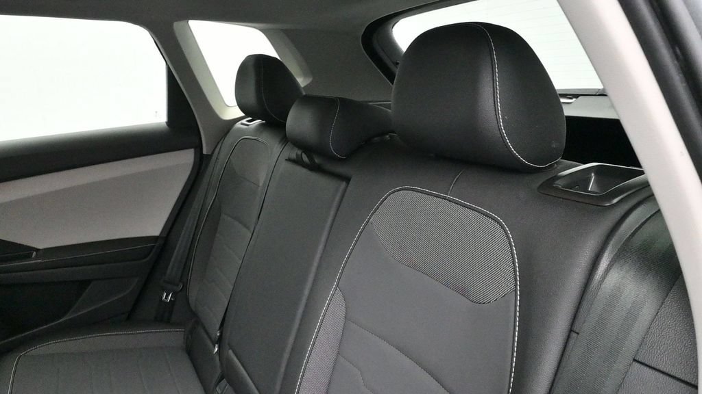 Used 2025 Volkswagen Taos SE FWD image 13