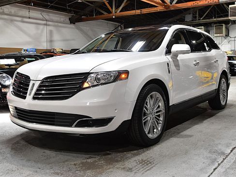 Used 2019 Lincoln MKT AWD image 3