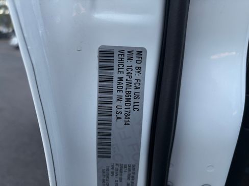 Used 2021 Jeep Cherokee Latitude Plus AWD/4WD image 34