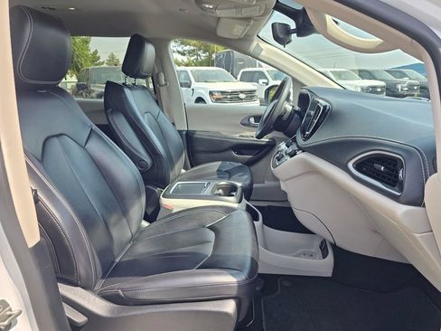 Used 2023 Chrysler Pacifica Touring-L FWD image 14