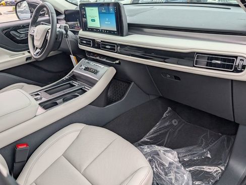 New 2026 Lincoln Aviator AWD image 17