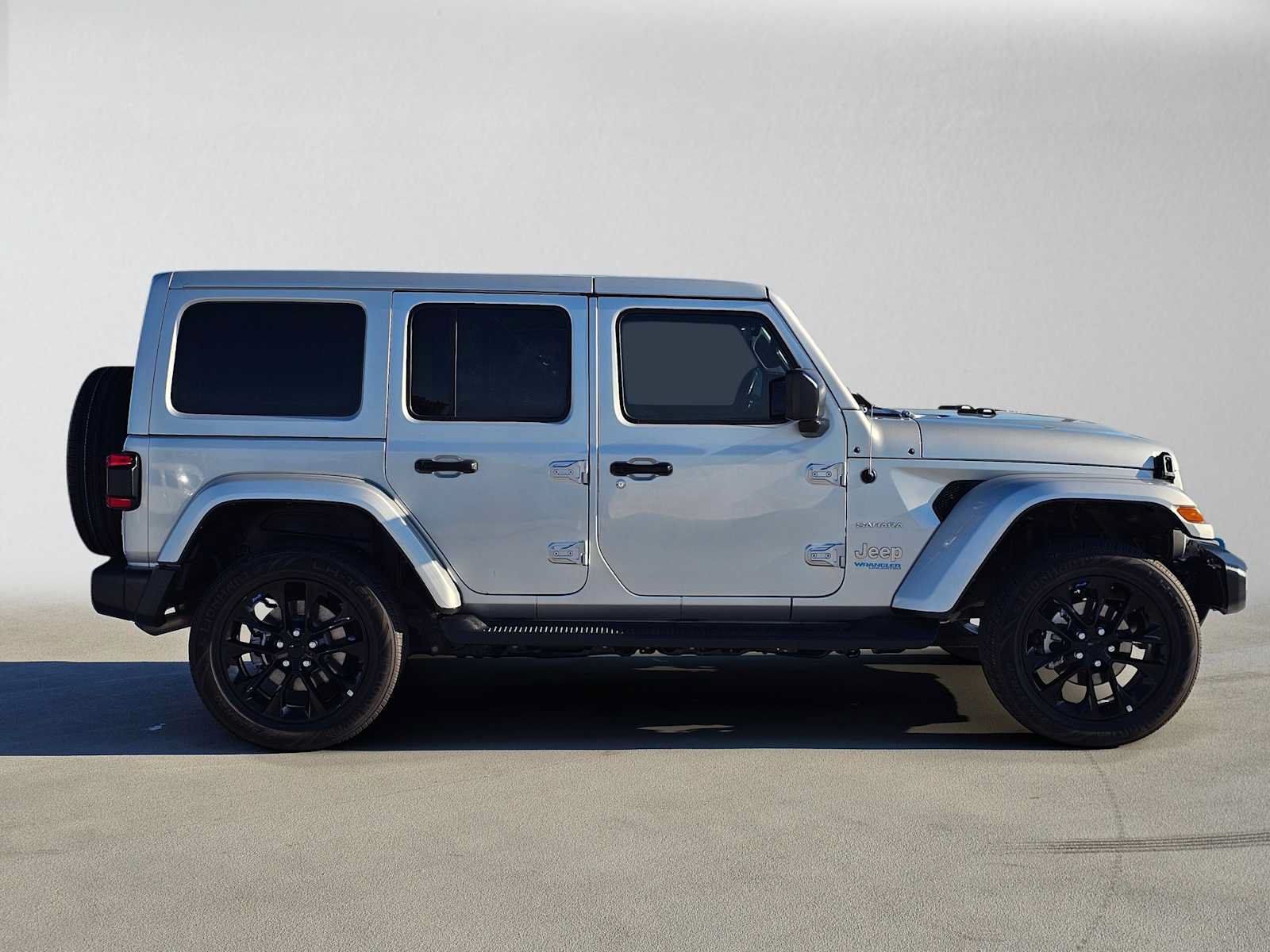 Used 2022 Jeep Wrangler Unlimited Sahara AWD/4WD image 2