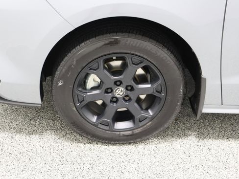 Used 2025 Toyota Sienna XLE Woodland Edition image 11