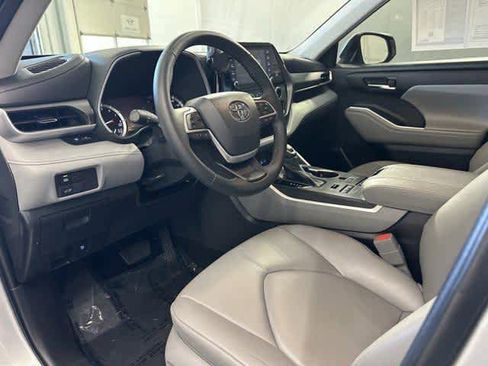 Used 2022 Toyota Highlander XLE image 9