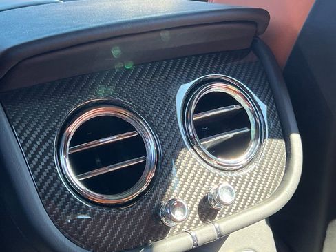 Used 2025 Bentley Bentayga image 18