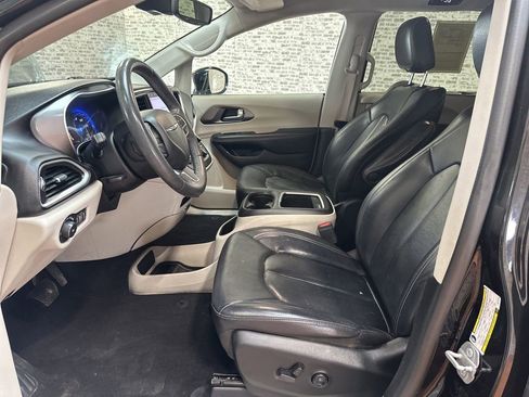 Used 2022 Chrysler Pacifica Touring-L image 25