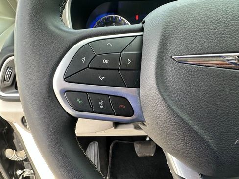 Used 2023 Chrysler Pacifica Touring-L FWD image 22
