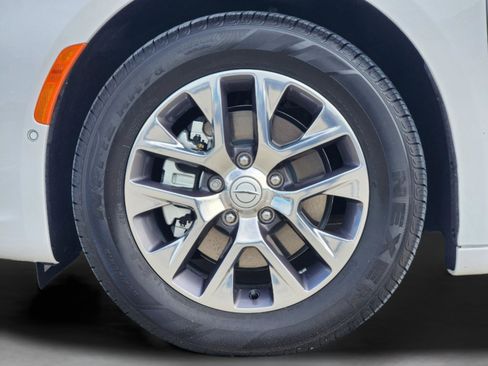 Used 2025 Chrysler Pacifica Pinnacle FWD image 11