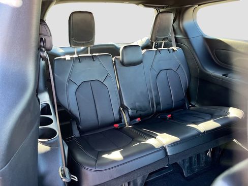 Used 2025 Chrysler Pacifica Select image 23