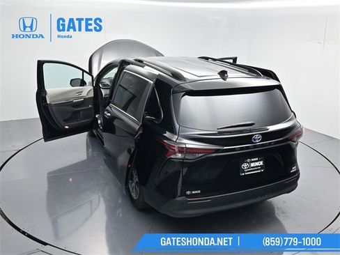 Used 2024 Toyota Sienna XLE image 59