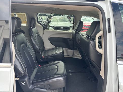 Used 2023 Chrysler Pacifica Touring-L FWD image 28