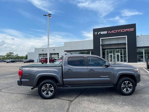 Used 2017 Toyota Tacoma TRD Sport w/ Tow Package (A/T) AWD/4WD image 15