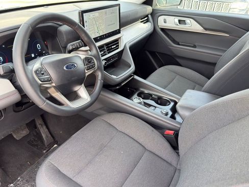 Used 2025 Ford Explorer Active image 9