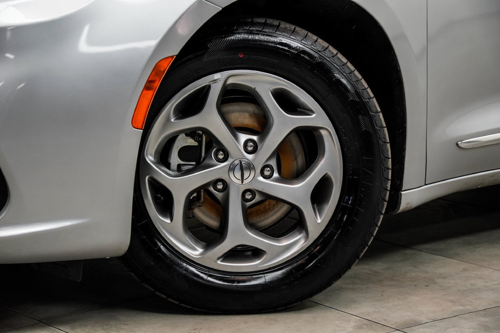 Used 2023 Chrysler Pacifica Limited FWD image 5
