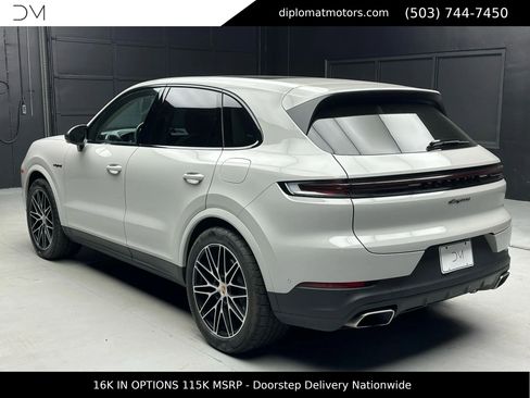 Used 2025 Porsche Cayenne E-Hybrid image 5