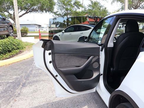 Used 2021 Tesla Model Y Long Range image 34