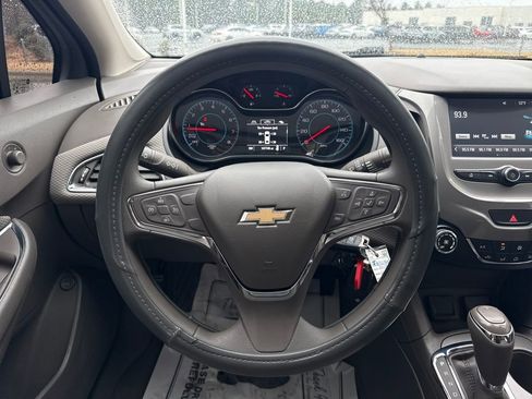 Used 2017 Chevrolet Cruze LT image 18