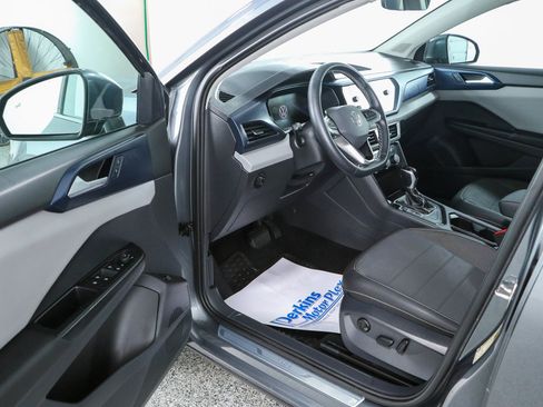 Used 2023 Volkswagen Taos SE FWD image 3
