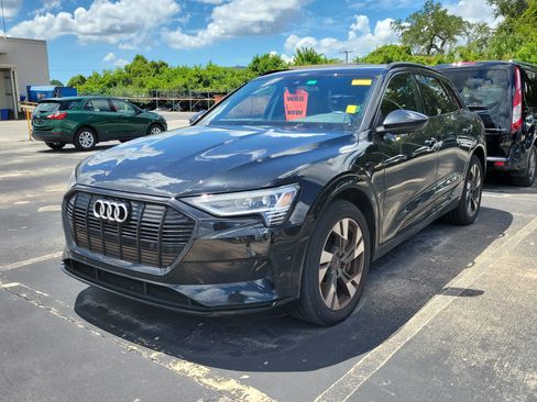Used 2022 Audi e-tron Premium w/ Convenience Plus Package AWD/4WD image 3