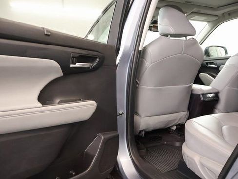 Used 2023 Toyota Highlander XLE AWD/4WD image 29
