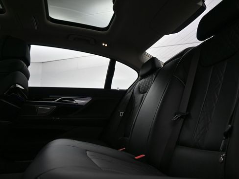 Used 2021 BMW 740i xDrive w/ Premium Package image 14