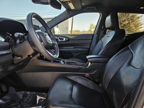 Used 2023 Jeep Compass Limited image 18