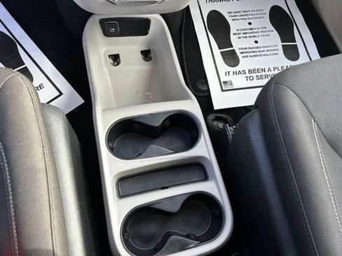 Used 2022 Chrysler Voyager LX image 20