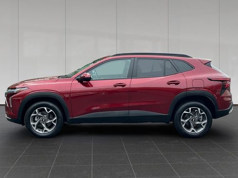 Used 2025 Chevrolet Trax LT FWD image 2