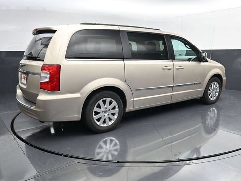 Used 2014 Chrysler Town & Country Touring FWD image 7
