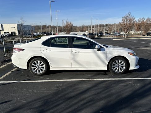 Used 2018 Toyota Camry LE image 10