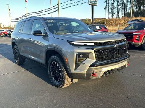 Used 2025 Chevrolet Traverse Z71 w/ Enhanced Driving Package image 2