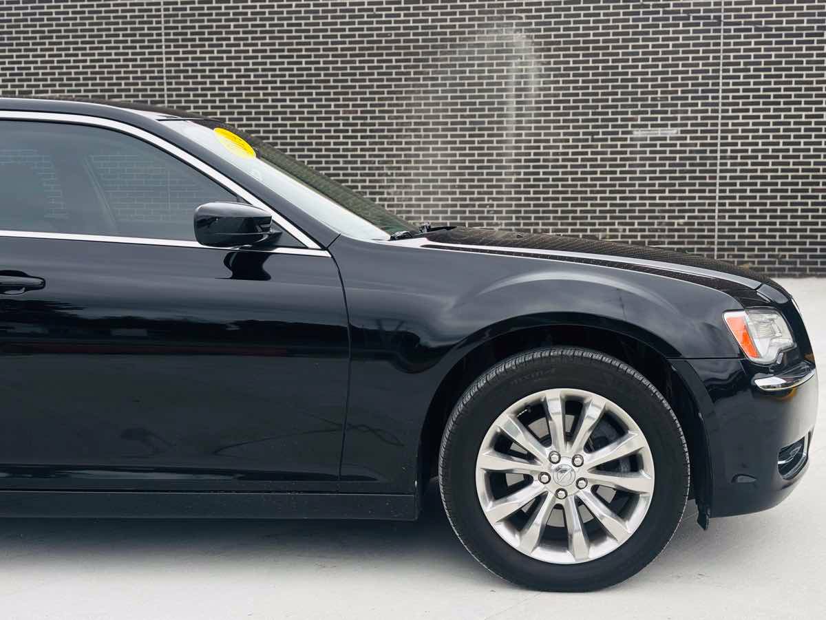 Used 2014 Chrysler 300 AWD image 7