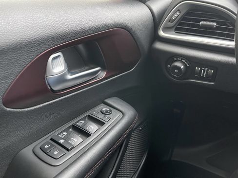 Used 2019 Chrysler Pacifica Touring-L image 33