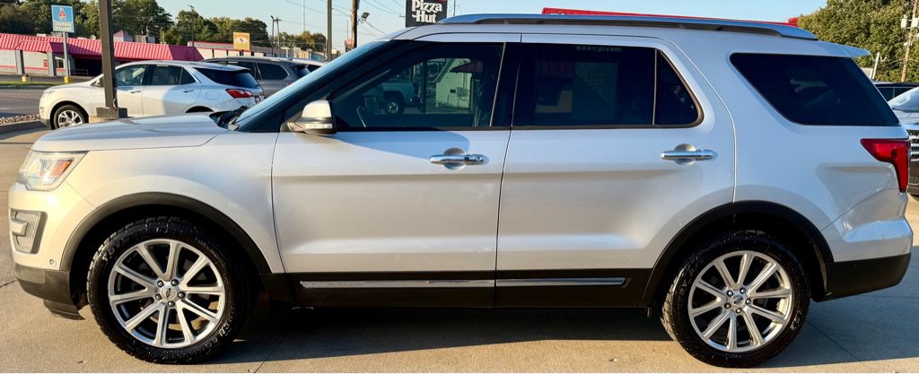 Used 2017 Ford Explorer Limited w/ Equipment Group 301A FWD image 4