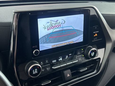 Used 2025 Toyota Highlander LE FWD image 18
