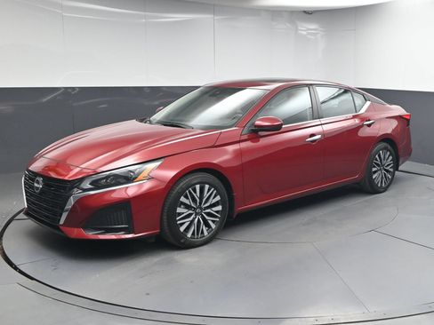 Certified 2024 Nissan Altima 2.5 SV w/ SV Premium Package FWD image 3